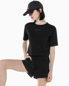 Buy 여성 레귤러 핏 에센셜 하이 스트레치 우븐 쇼츠 in color BLACK