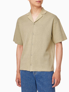 Buy 남성 캠프 카라 텍스처 반팔 스웨터 in color PALE KHAKI