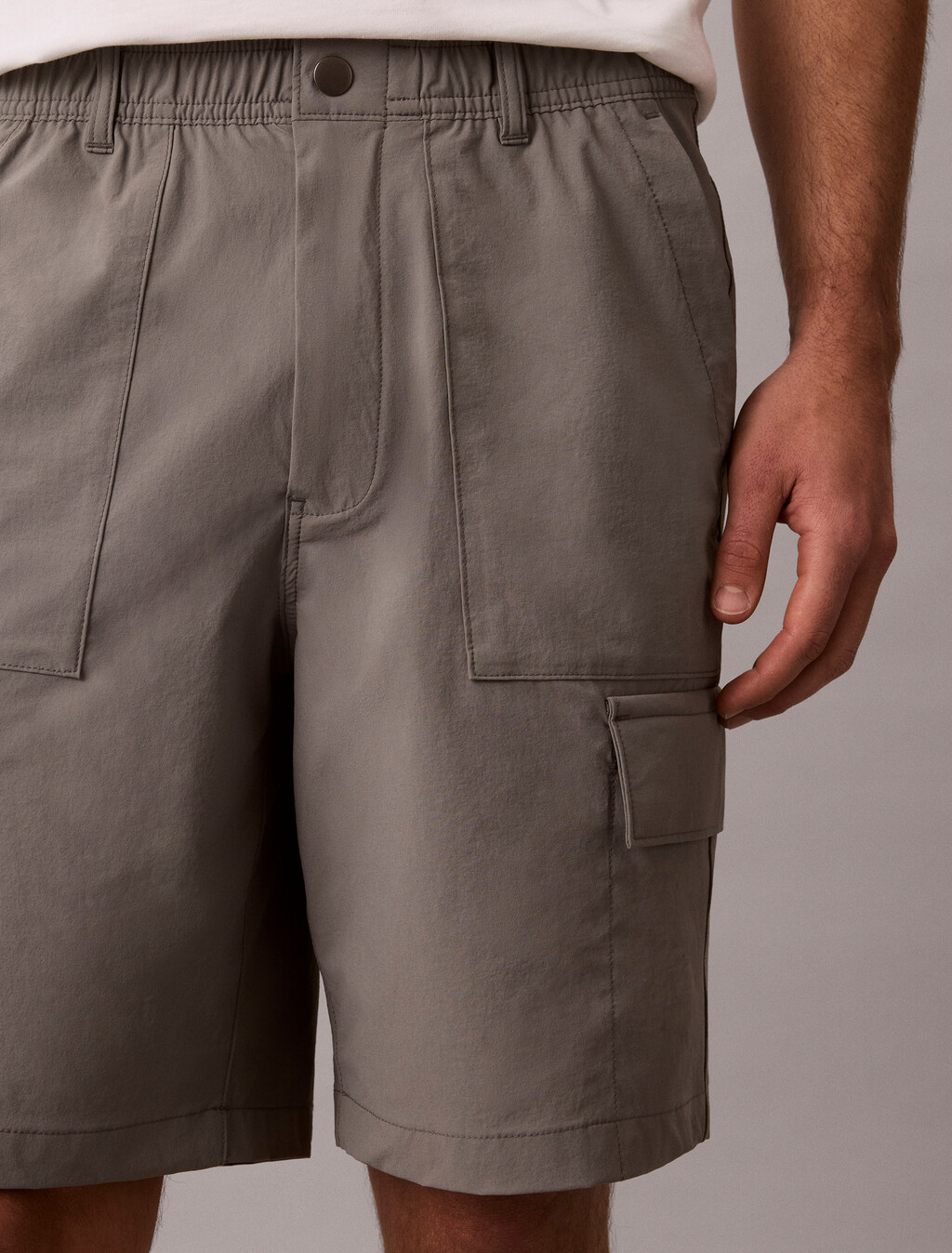 Buy 테크 나일론 릴렉스 유틸리티 쇼츠 in color Brown