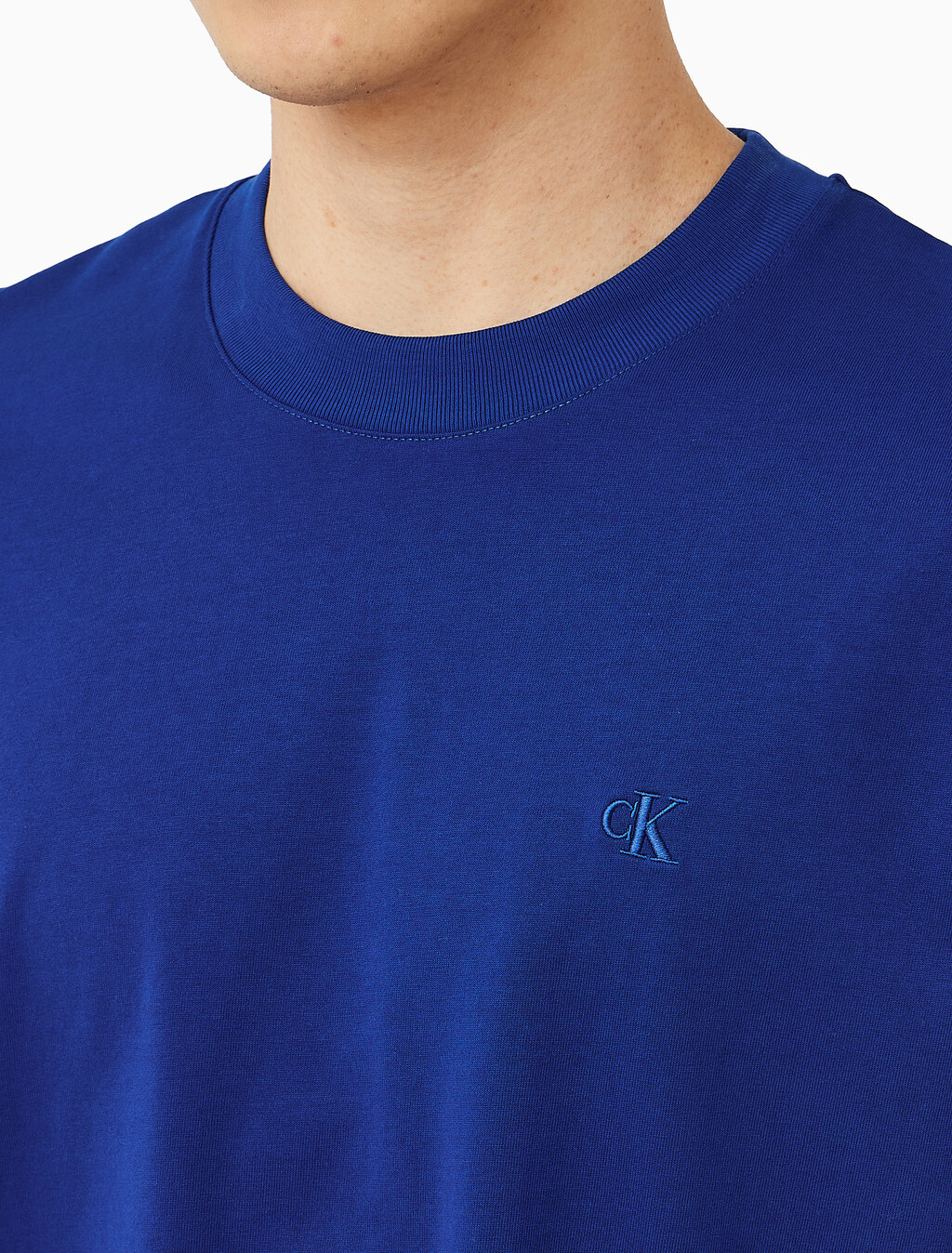 Buy 남성 오버핏 엠보스 모노로고 티 in color Blue