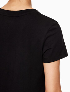 Buy 여성 슬림핏 인스티튜셔널 로고 반팔 티셔츠 in color CK BLACK