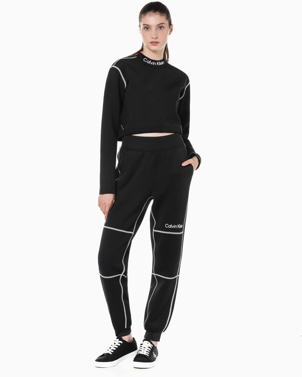 Buy 여성 크롭 스웻셔츠 in color BLACK