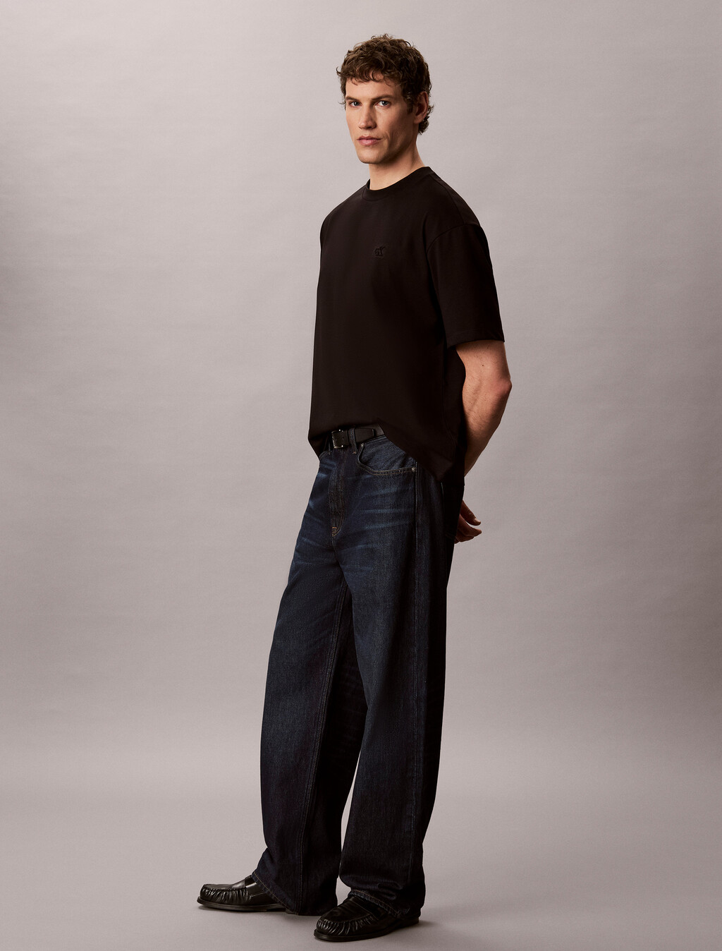 Buy 릴렉스드핏 쿨링 저지 모노로고 티 in color BLACK