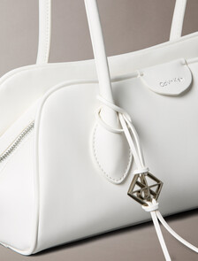 Buy 여성 엠보스드 로고 비즈니스 멀티 컴퍼넌트 숄더 백 in color White Alyssum