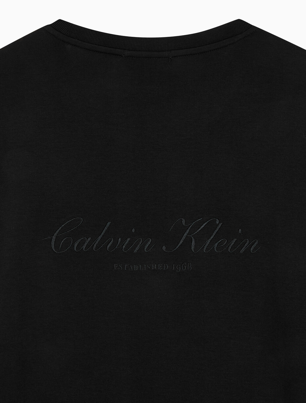 Buy 슬림핏 리퀴드 인터록 클래식 그래픽 티 in color BLACK