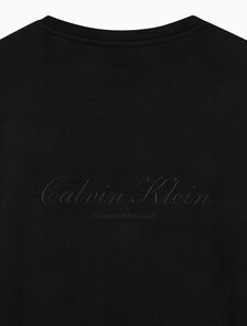 Buy 슬림핏 리퀴드 인터록 클래식 그래픽 티 in color BLACK