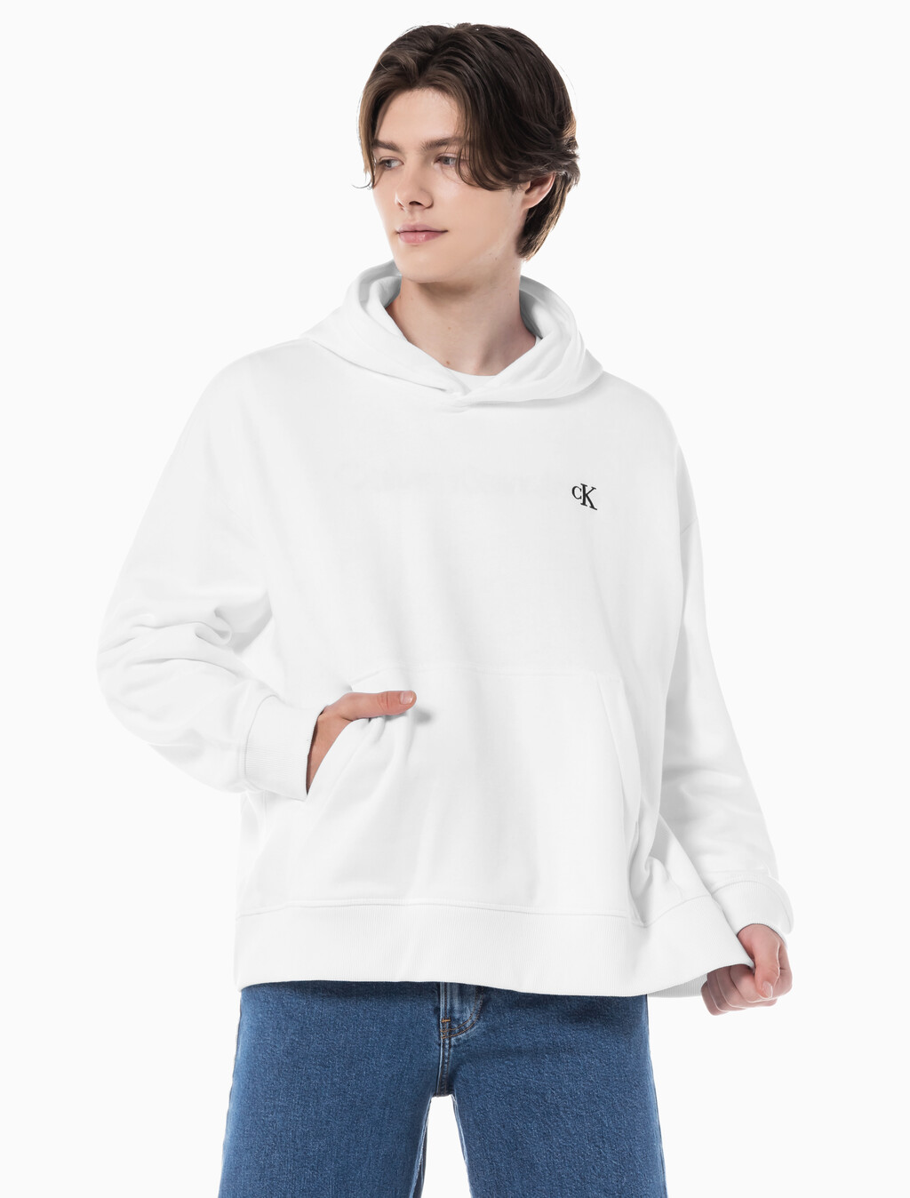 Buy 남성 아카이브 릴렉스핏 CK 스몰 로고 기모 후디 in color BRILLIANT WHITE