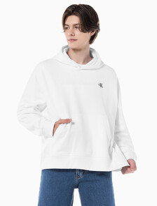 Buy 남성 아카이브 릴렉스핏 CK 스몰 로고 기모 후디 in color BRILLIANT WHITE