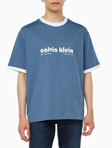 Buy 남성 릴렉스핏 레트로 로고 링거 반팔 티셔츠 in color BLUEFIN