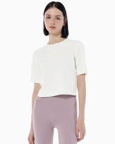 Buy 여성 박시 핏 에센셜 기능성 반팔 티셔츠 in color WHITE