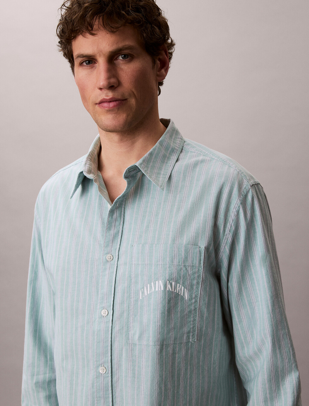 Buy 스트라이프 워시드 옥스포드 이지셔츠 in color Wild Green