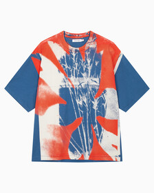 Buy 남성 숏슬리브 플로랄 셰도우 크루넥 티 in color NAVY