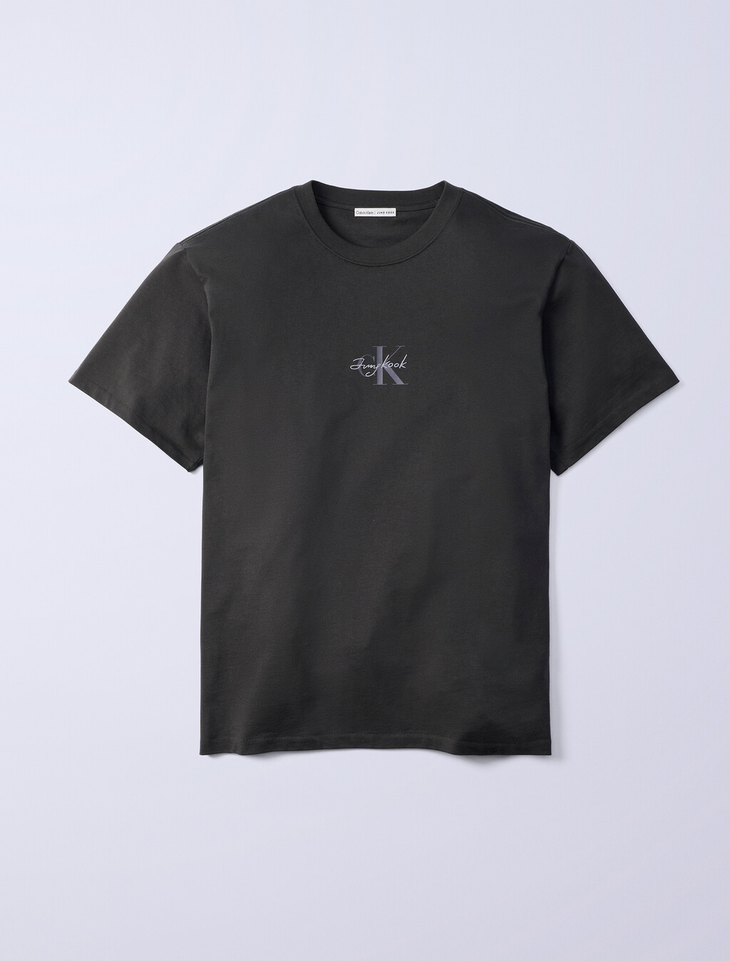 Buy Jung Kook for Calvin Klein 남성 릴렉스 핏 모노그램 로고 반팔 티셔츠 in color PEAT