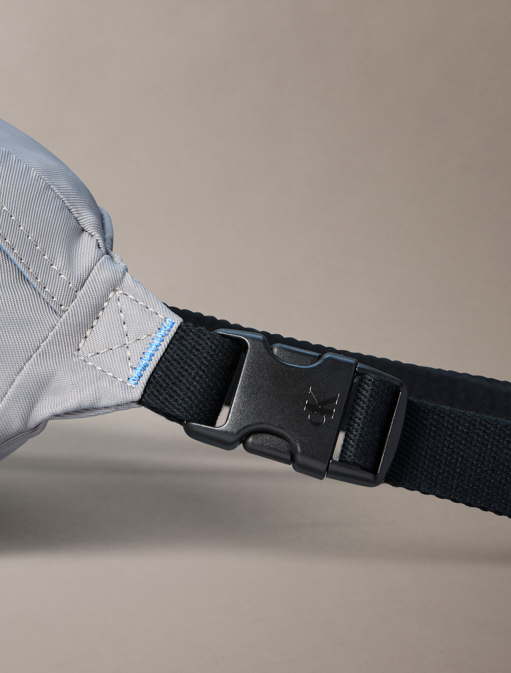 Buy 남성 볼드 로고 나일론 슬링 in color Cloudburst