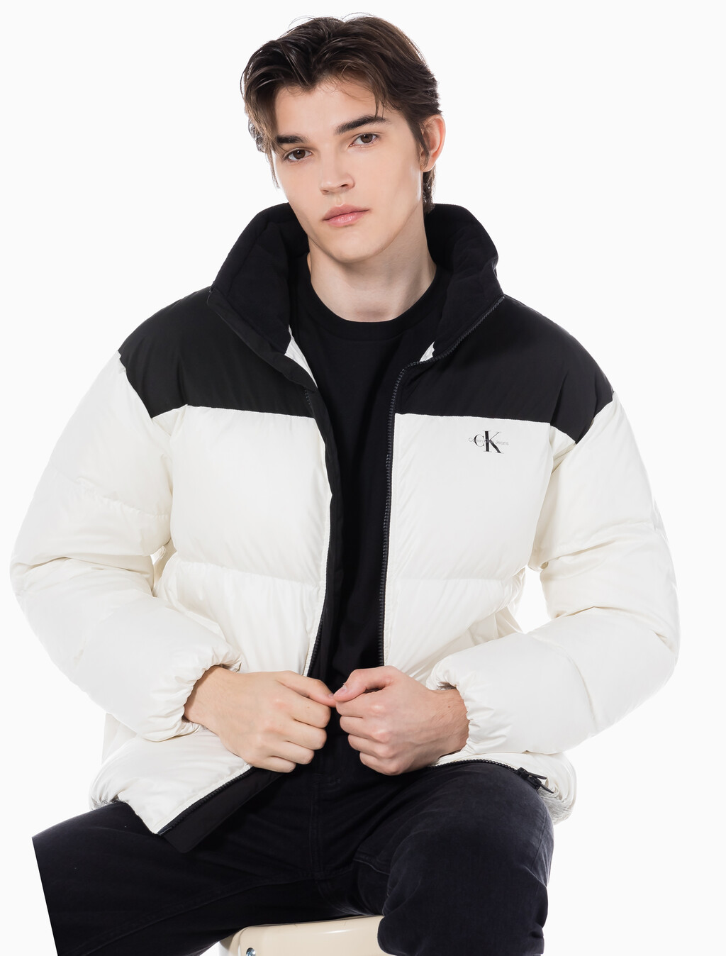 Buy 남녀공용 릴렉스 숏 블로킹 다운 푸퍼 in color WHITE