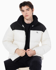 Buy 남녀공용 릴렉스 숏 블로킹 다운 푸퍼 in color WHITE
