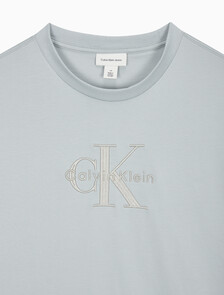Buy 남성 릴렉스핏 히어로 모노그램 로고 반팔 티셔츠 in color PURITAN GRAY