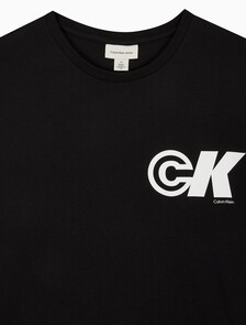Buy 남성 이지핏 CK 스포츠 로고 그래픽 반팔 티셔츠 in color BLACK