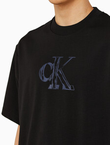 Buy 남성 릴렉스핏 스몰 로고 반팔 티셔츠 in color CK BLACK