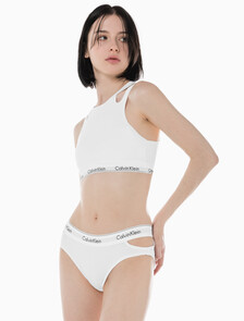 Buy 여성 모던 코튼 디컨스트럭티드 비키니 팬티 in color WHITE