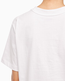 Buy 여성 릴렉스드 스탠다드로고 크루넥 반팔 티셔츠 in color BRILLIANT WHITE