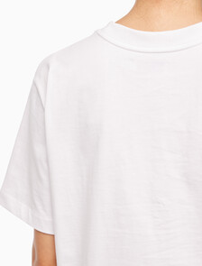 Buy 여성 릴렉스드 스탠다드로고 크루넥 반팔 티셔츠  in color BRILLIANT WHITE