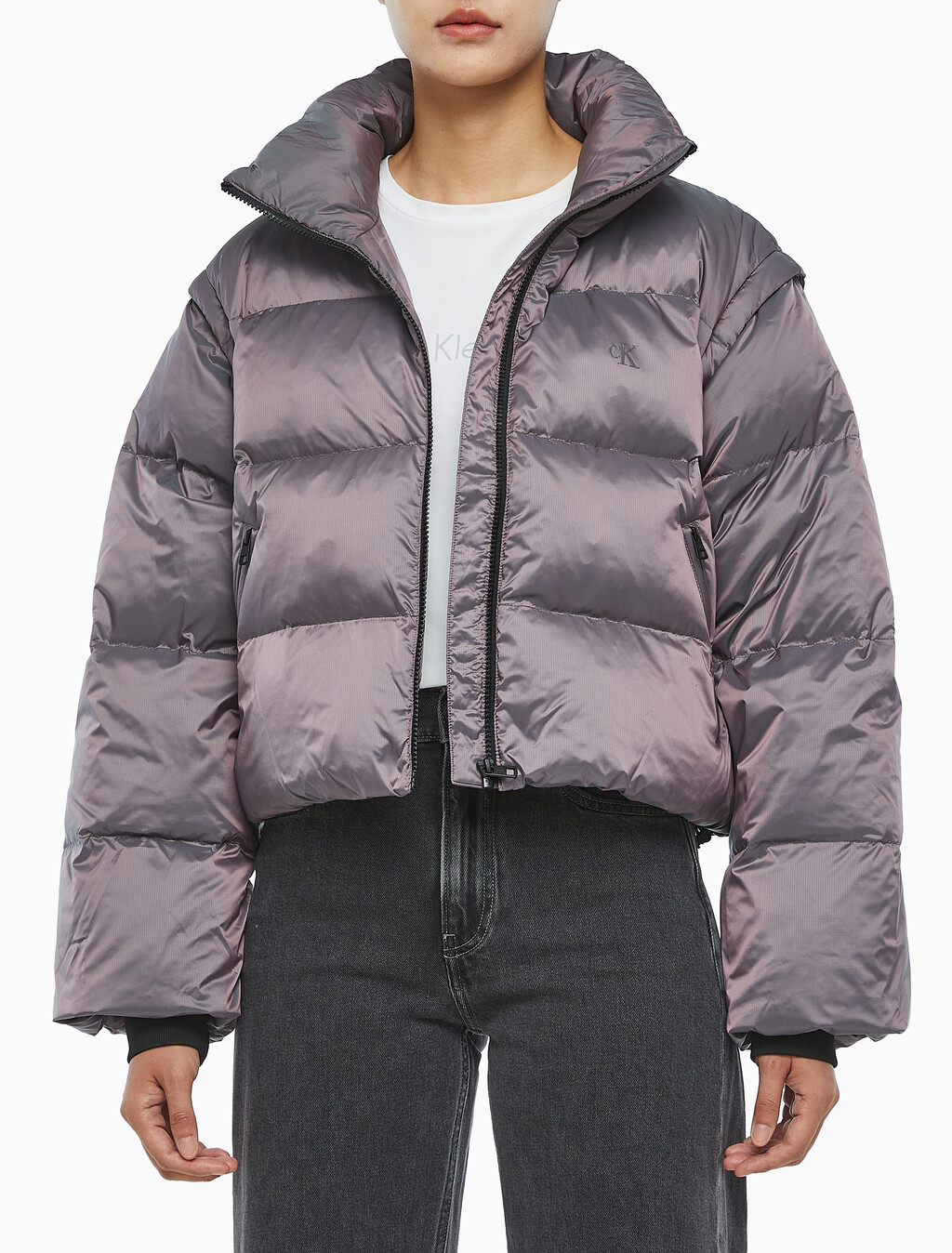 Buy 여성 투톤 글로시 디터쳐블 크롭 다운 in color AMARANTH 