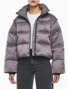 Buy 여성 투톤 글로시 디터쳐블 크롭 다운 in color AMARANTH 