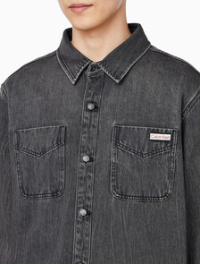 Buy 남성 오버핏 블랙 워시 데님 셔츠 in color BLACK FOG