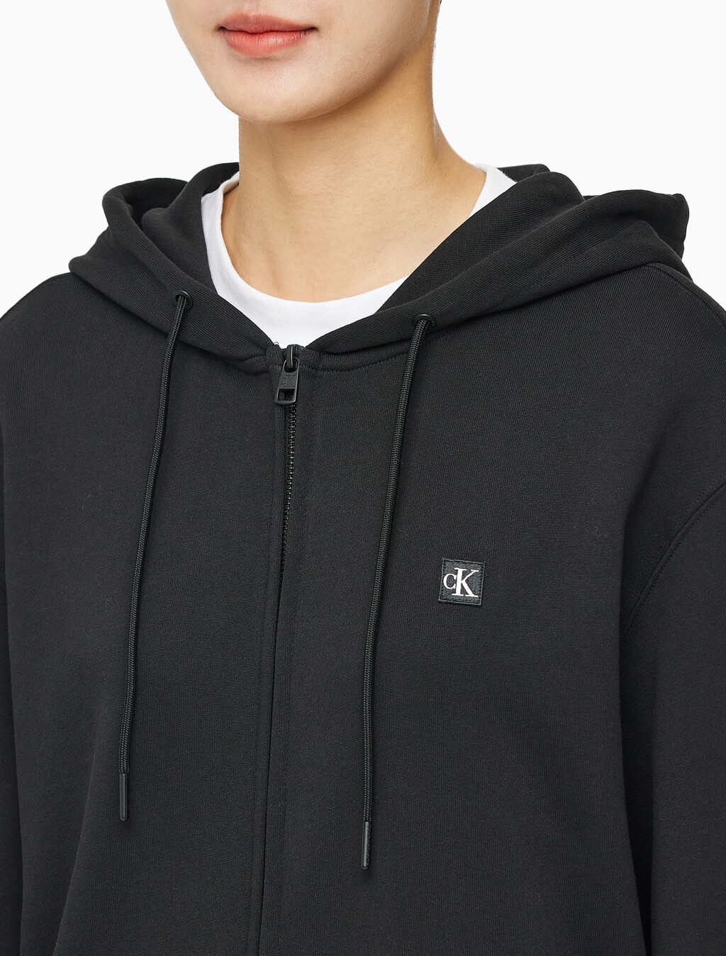 Buy 남성 릴렉스핏 CK 뱃지 로고 집업 후디 in color CK BLACK