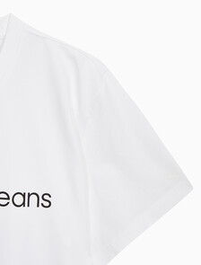 Buy 남성 레귤러핏 인스티튜셔널 로고 반팔 티셔츠 in color BRIGHT WHITE