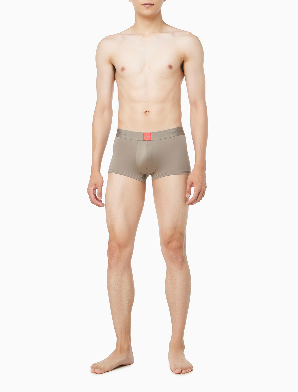 Buy 남성 모던 로고 패치 마이크로 로우 라이즈 트렁크 in color Brown