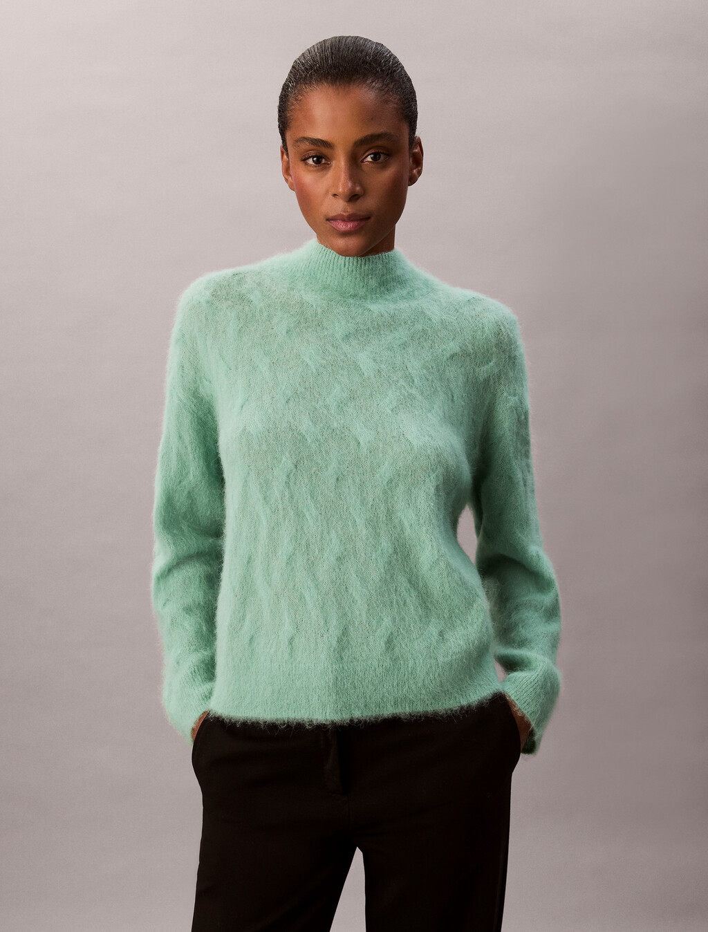 Buy 여성 L/S 브러시드 헤어리 AOP 스웨터 in color Pale sage