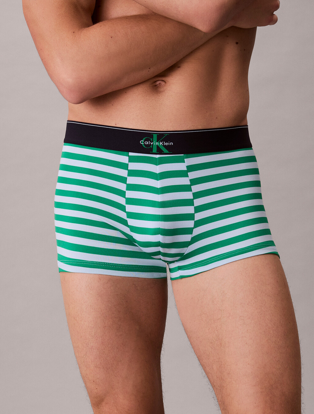 Buy 남성 CK 그래픽 마이크로 로우 라이즈 트렁크 in color Green / Light grey