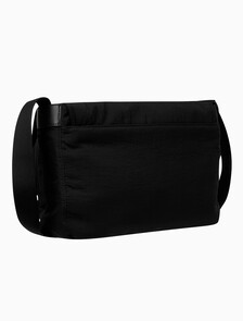 Buy 남녀공용 메트로 나일론 플랩 메신저 in color BLACK