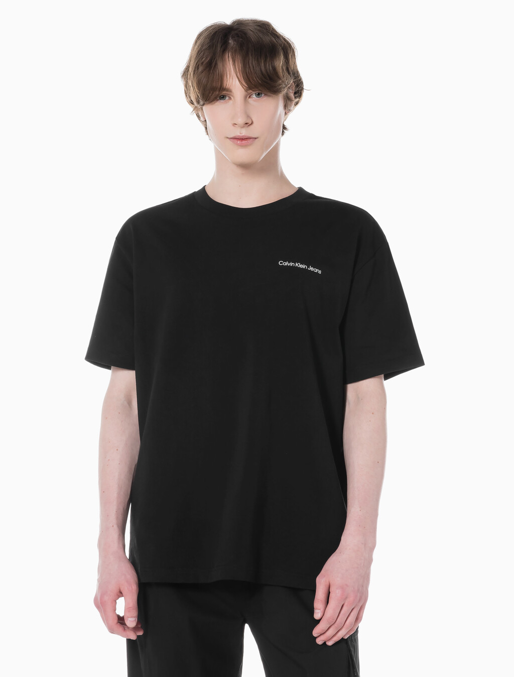 Buy 남녀공용 릴렉스핏 로고 반팔 티셔츠 in color CK BLACK