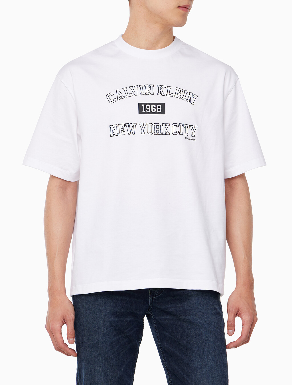 Buy 남성 릴렉스핏 뉴욕 바시티 로고 반팔 티셔츠 in color BRILLIANT WHITE