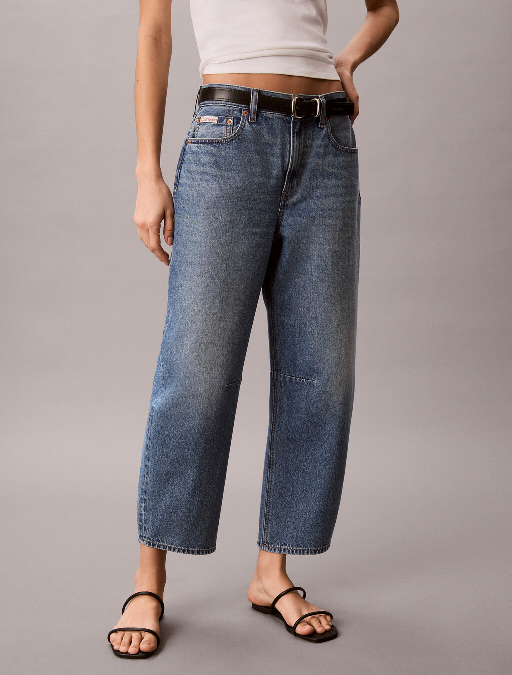 Buy 여성 크롭드 배럴 데님 in color Mid Blue