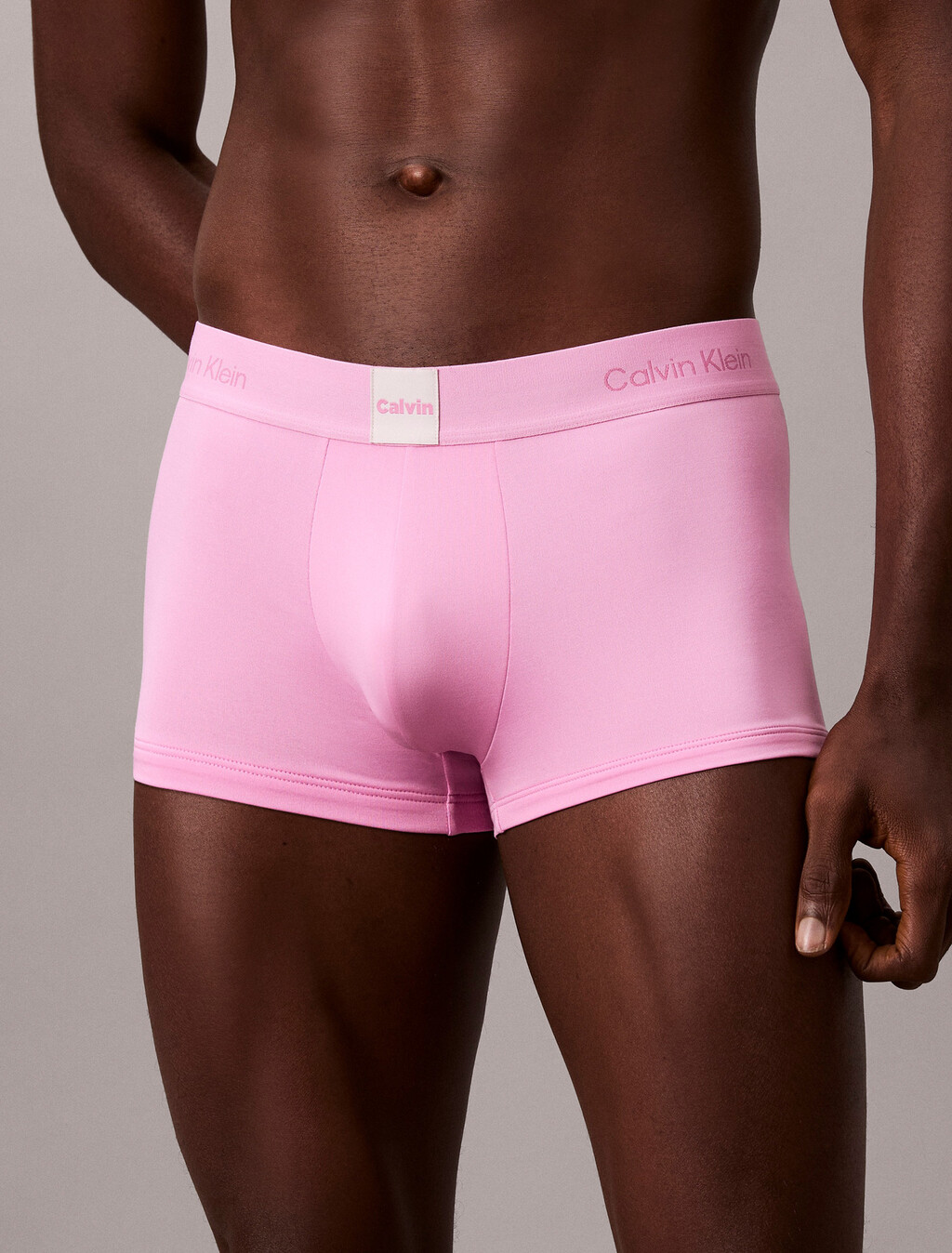 Buy 남성 모던 로고 패치 마이크로 로우 라이즈 트렁크 in color Pink