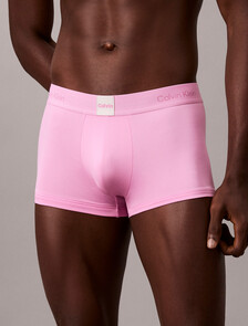 Buy 남성 모던 로고 패치 마이크로 로우 라이즈 트렁크 in color Pink