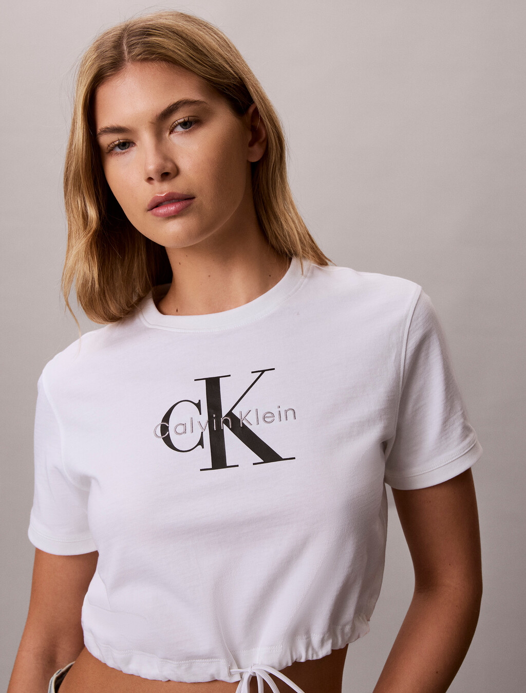 Buy 여성 모노로고 크롭드 타이 티 in color BRIGHT WHITE