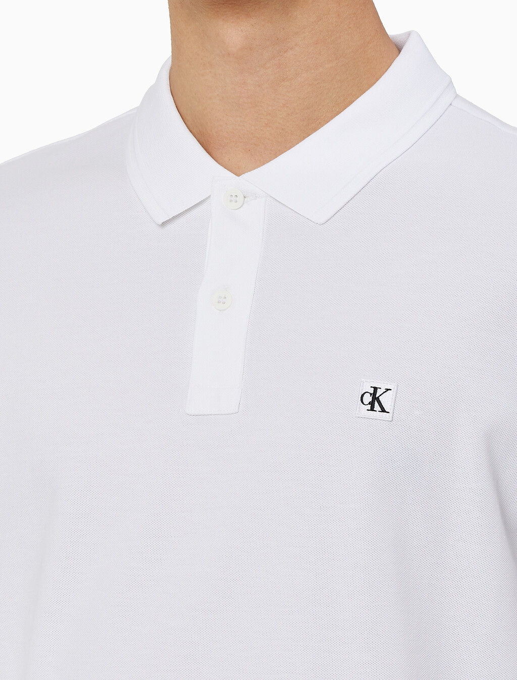 Buy 남성 슬림핏 CK 뱃지 로고 반팔 폴로 티셔츠 in color BRIGHT WHITE