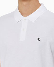 Buy 남성 슬림핏 CK 뱃지 로고 반팔 폴로 티셔츠 in color BRIGHT WHITE