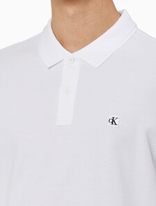 Buy 남성 슬림핏 CK 뱃지 로고 반팔 폴로 티셔츠 in color BRIGHT WHITE