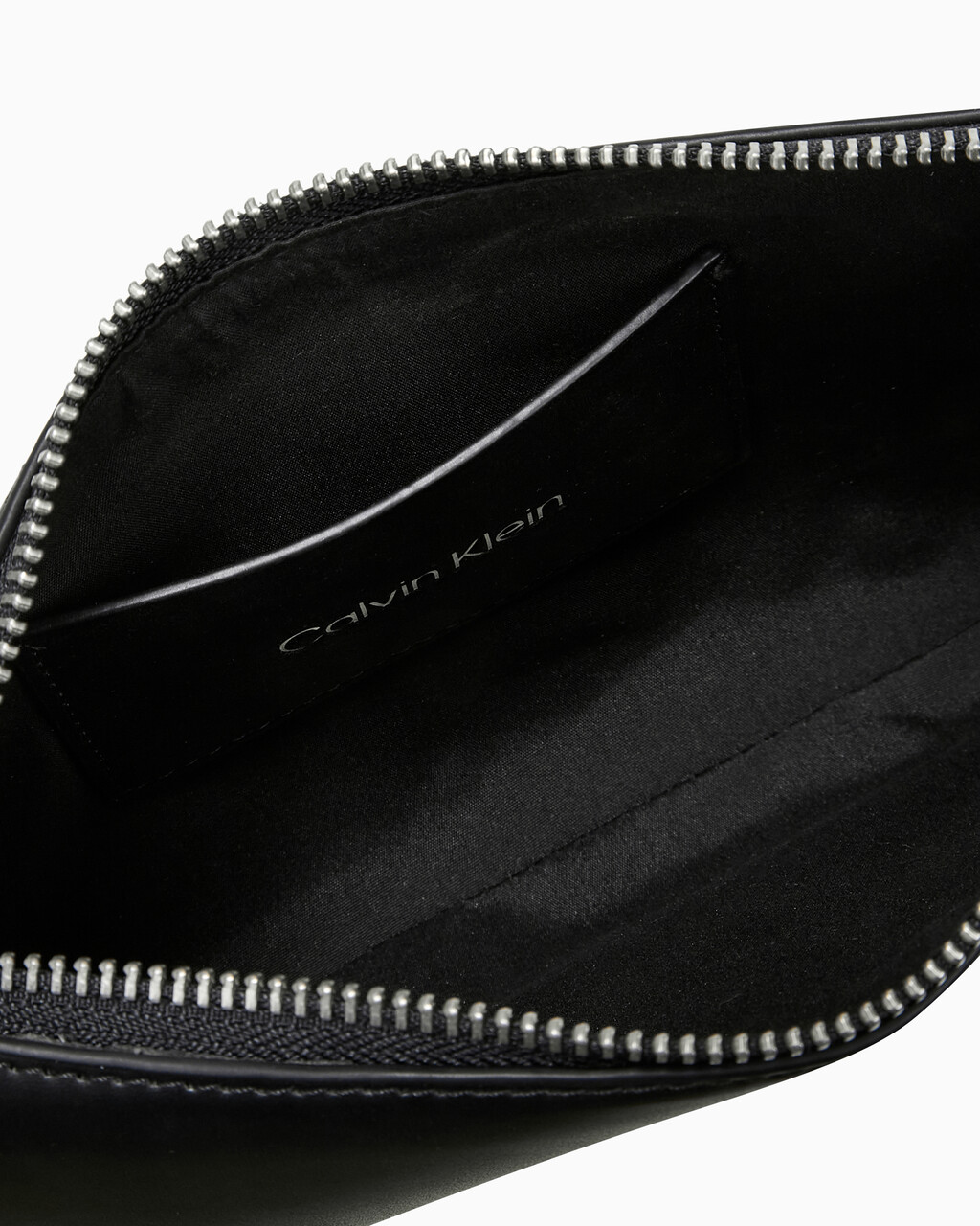 Buy 여성 엘러멘털 체인 파우치 토트백 in color BLACK BEAUTY