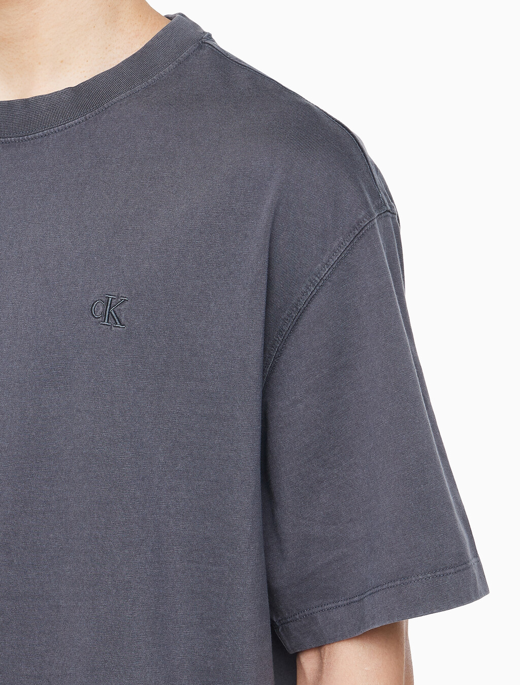 Buy 남성 릴렉스핏 저지 워시 반팔 티셔츠 in color CHARCOAL