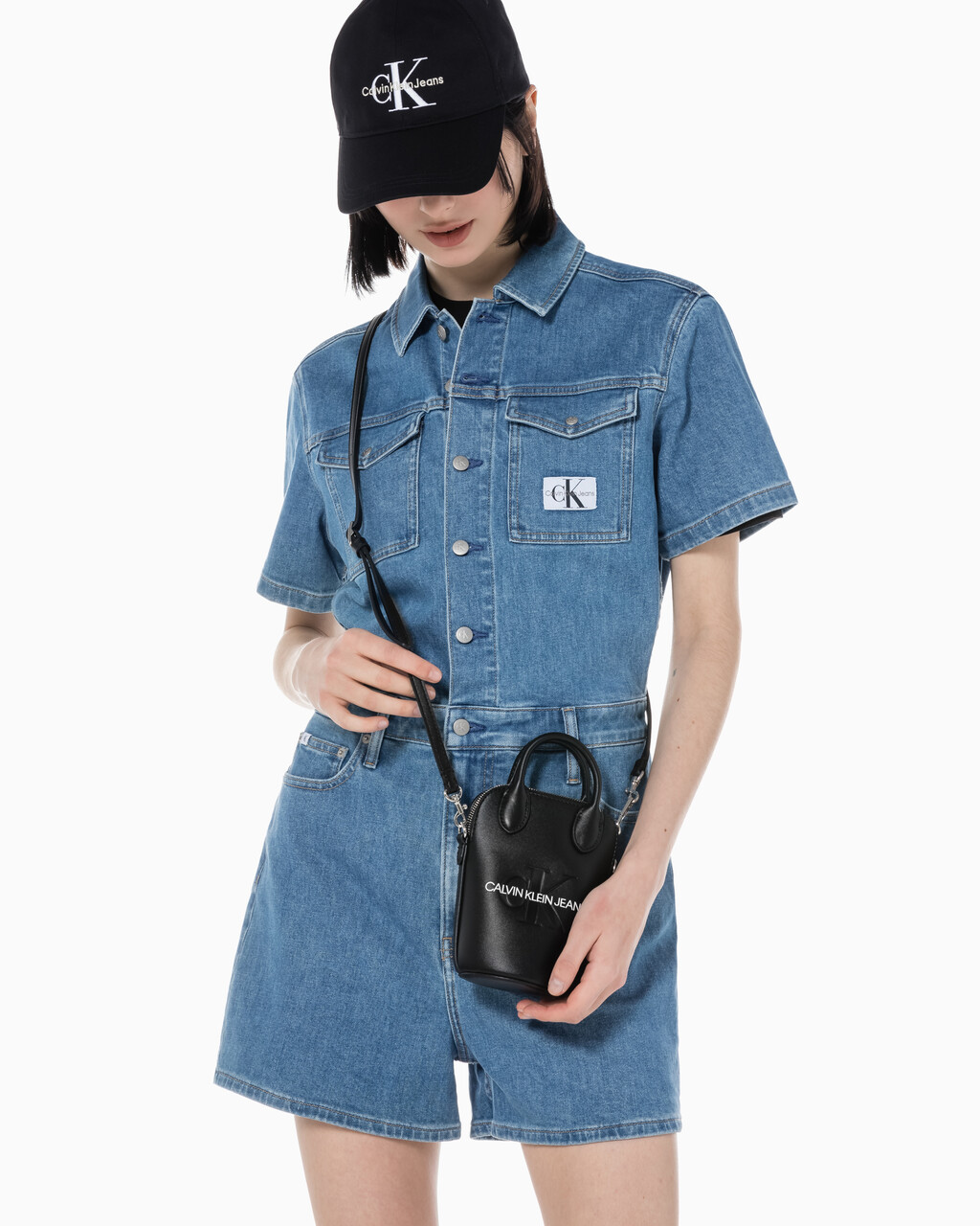 Buy 여성 CKJ 미니멀 모노그램 카메라백 in color BLACK