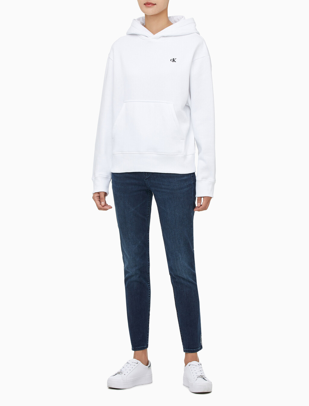 Buy 여성 릴렉스핏 CK 스몰 로고 기모 후디 in color BRILLIANT WHITE