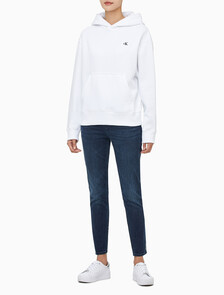 Buy 여성 릴렉스핏 CK 스몰 로고 기모 후디 in color BRILLIANT WHITE