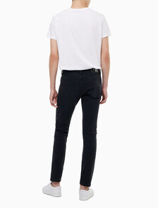 Buy 남성 모던 테이퍼핏 블랙 얼티밋 스트레치 데님 in color WASHED BLACK LOGO LACE